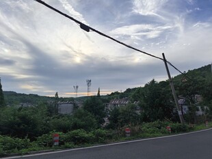 乡村公路边的美丽天空景色