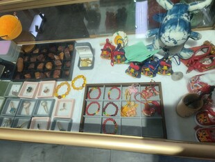 多样手工艺品陈列展示