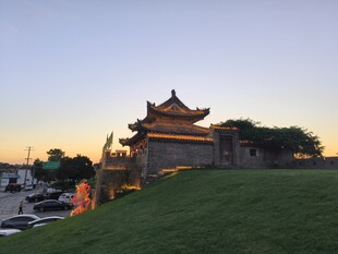 黄昏下的中式古建筑景观