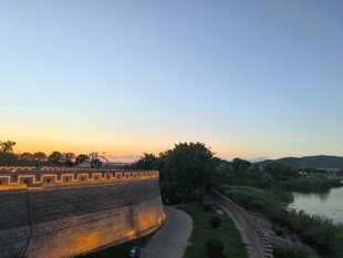 夕阳下的河畔城墙美景