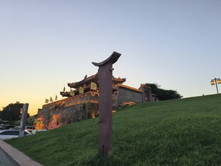 黄昏下的中式建筑与雕塑