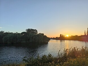 湖畔日落美景