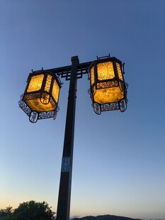 黄昏下的中式古典路灯
