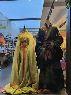 传统戏服展示于室内空间