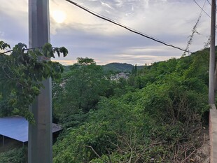 黄昏下的山林与架空电线