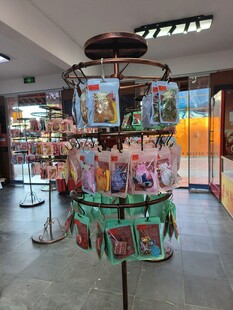 店内精美的旋转展示架商品
