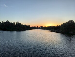 夕阳下宁静的河畔风光