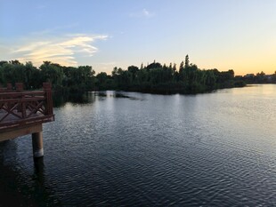 湖畔黄昏美景