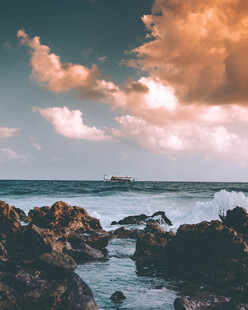 海边日落时的礁石与海浪