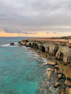 海边礁石与碧蓝海水美景