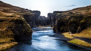 冰岛峡谷中的蜿蜒河流