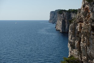 海岸悬崖边的壮阔海景