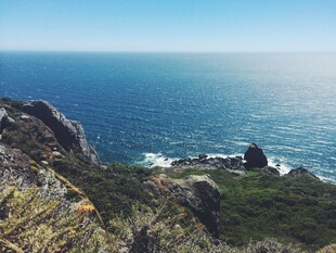 俯瞰蔚蓝大海与嶙峋海岸