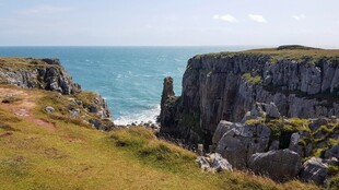 海岸边的嶙峋岩石与草地