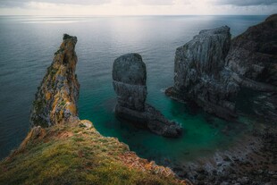 海岸奇岩与碧海风光