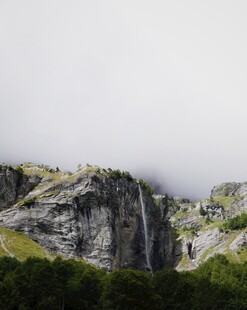 云雾缭绕的壮丽山峰