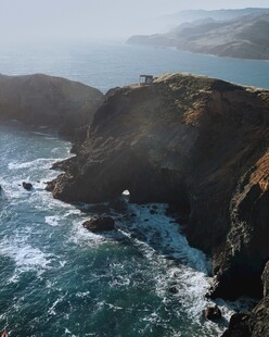 俯瞰壮阔海岸与汹涌海浪