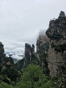 云雾缭绕的奇峰异石景观
