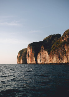 海上嶙峋峭壁的壮丽景色
