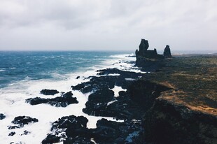海岸边的嶙峋礁石与海浪