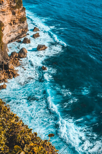 海岸边的蓝色汹涌海浪
