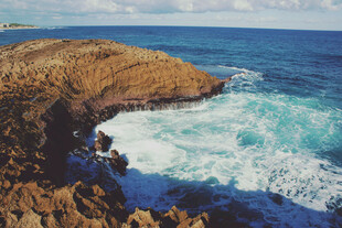 海岸边海浪拍打嶙峋礁石