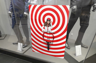 橱窗中靶心造型的时尚展示
