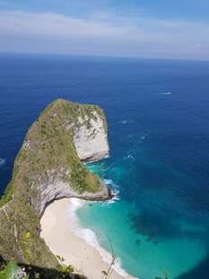 绝美海岸悬崖与碧蓝海水