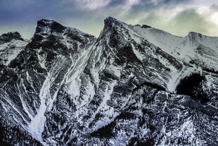 巍峨雪山壮丽景致