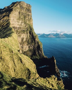 悬崖边的壮阔山海景观