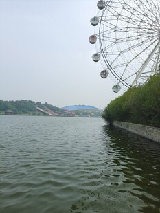 湖畔摩天轮美景