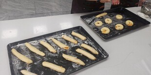 烤盘上的多样烘焙美食