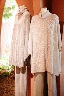米色针织服饰