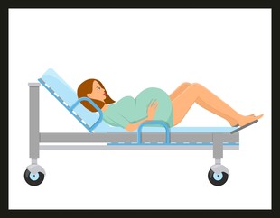 孕妇躺于病床上休息