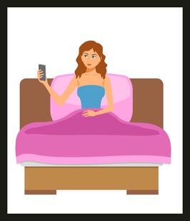 床上女子惬意玩手机