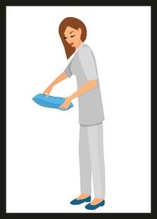 女子端蓝色托盘做家务