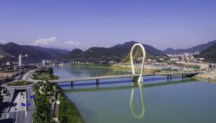 河畔拱桥美景