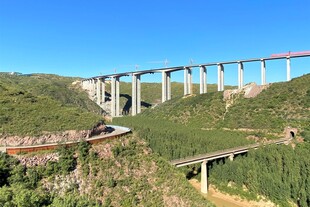 壮丽高架桥横跨山谷