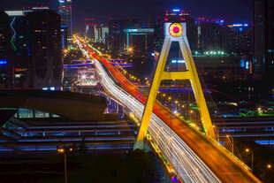 城市夜景中的高架桥