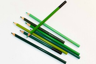 多彩铅笔堆叠展示