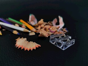 彩色铅笔与卷笔刀工具组合