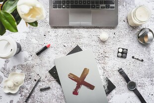 创意桌面布置与文具展示