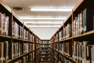 图书馆内整齐的书架