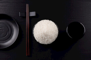 一碗白米饭与餐具组合