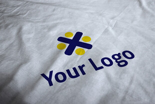 白色T恤logo展示样机