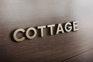 木质背景上的COTTAGE字样