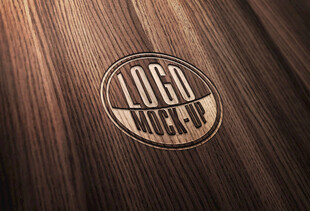 木质背景上的圆形LOGO
