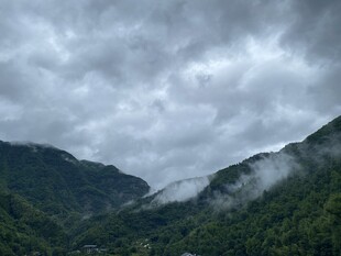 云雾缭绕的山间美景