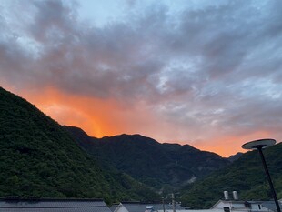 山间晚霞美景