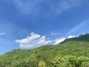 青山蓝天间的自然美景